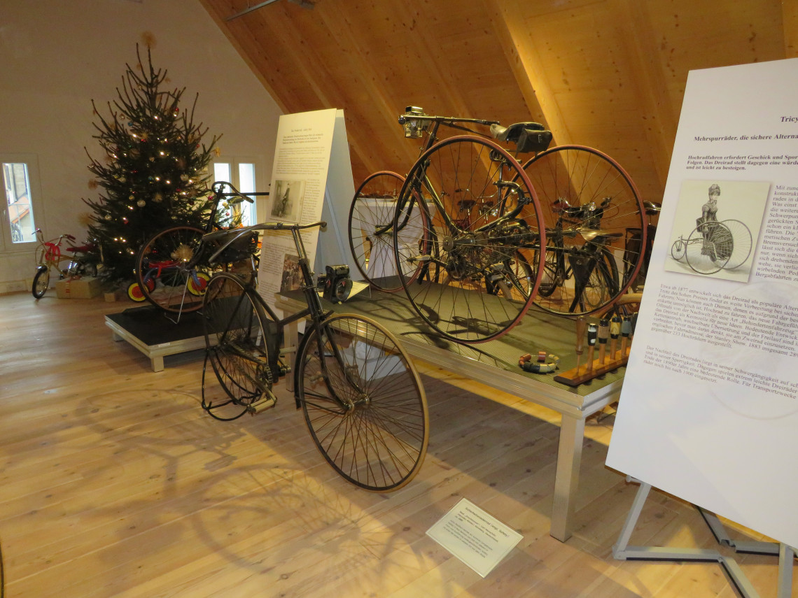 Dreirad, Sicherheitsniederrad und Weihnachtsszene mit Kinderfahrzeugen