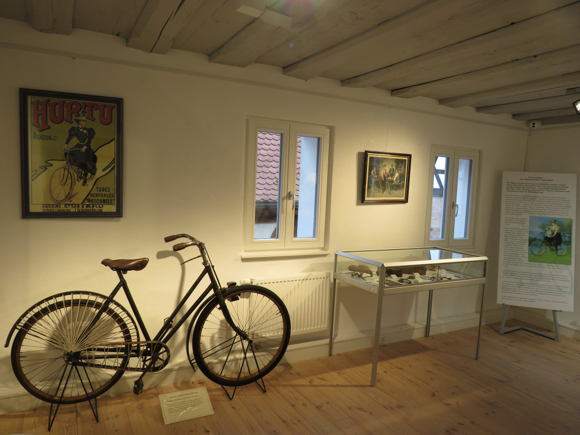 Damenrad, Vitrine und Bilder zum Frauen-Radfahren