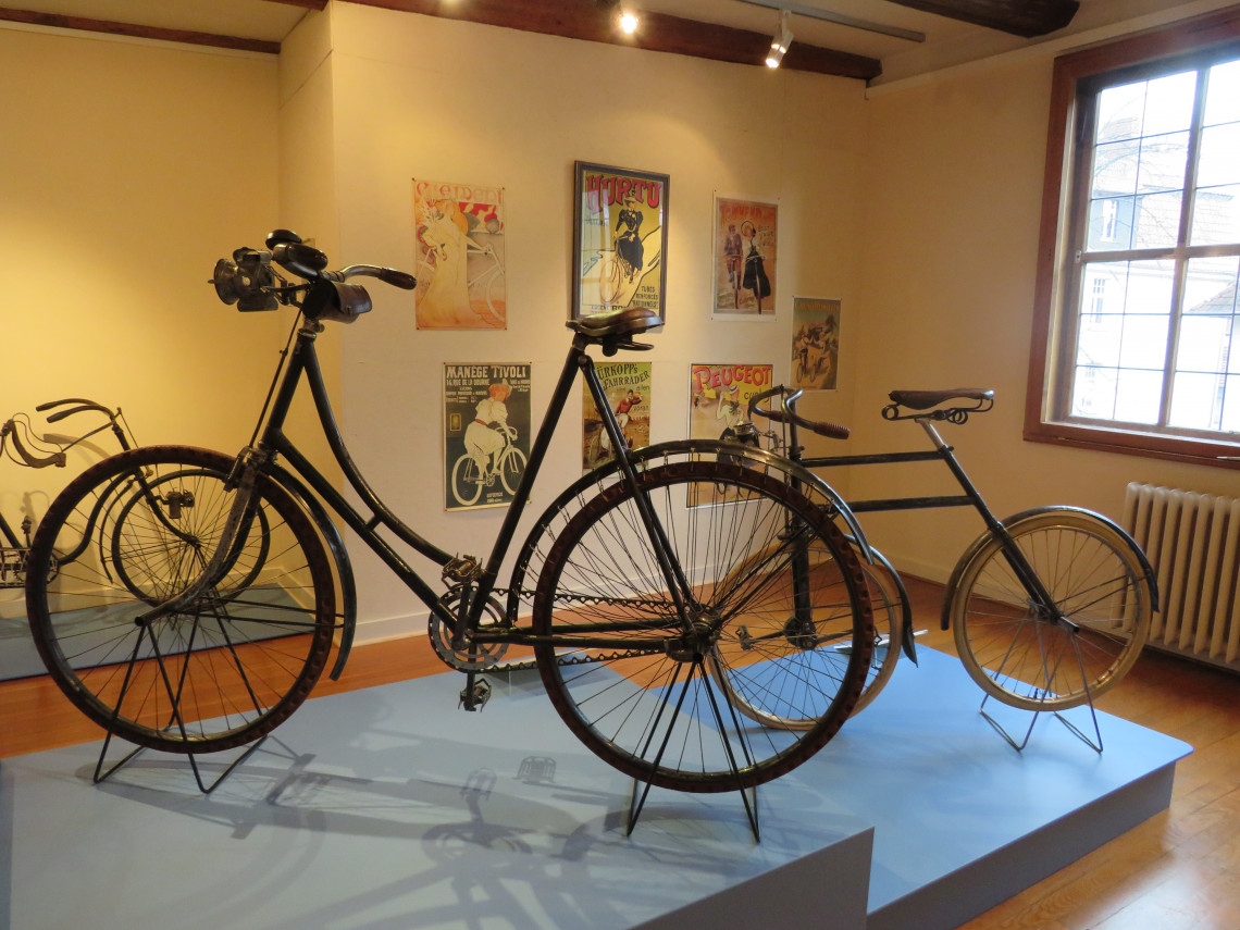 Damenrad und Werbeplakate zur Fahrradgeschichte