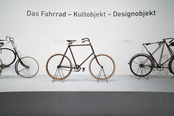 Oben steht der Titel der Ausstellung das Fahrrad-Kultobjekt-Designobjekt, darunter sieht man drei Fahrräder aus der Ausstellung.